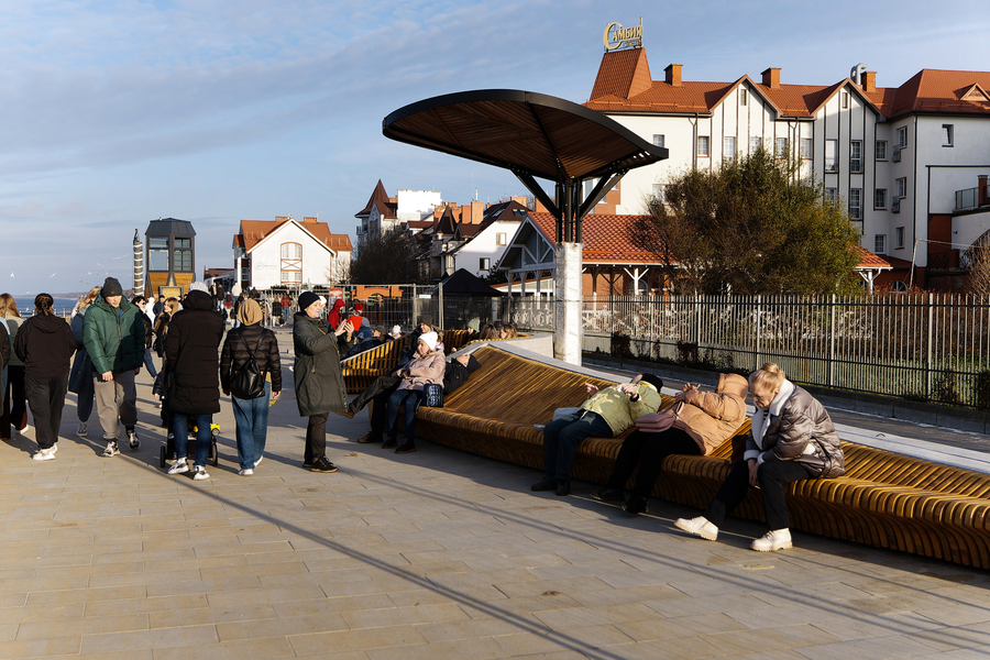 2025.11 зеленоградск, променад, скамейки, благоустройство (3).JPG