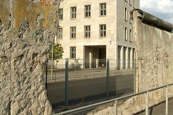 berlin_wall_france6072_flickr.jpg