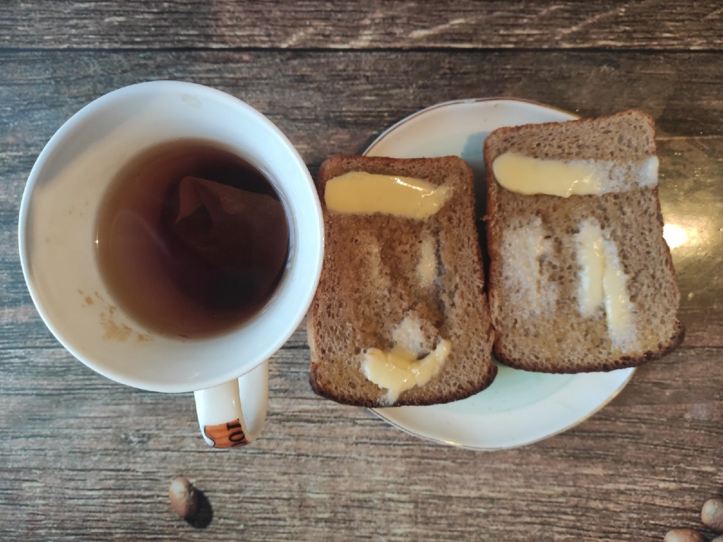 Чай и бутерброды с маслом