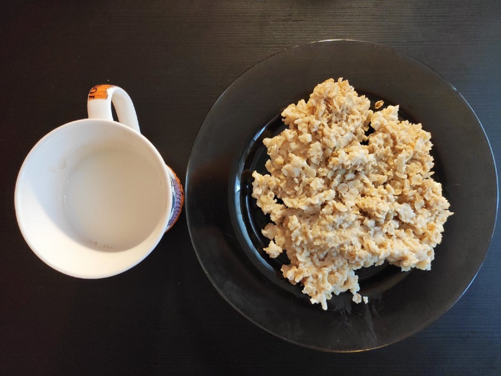 Овсяная каша и молоко