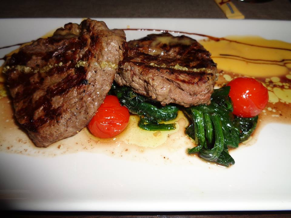 Бон-Бон. медальоны из филе говядины с соусом бернаиз..jpg