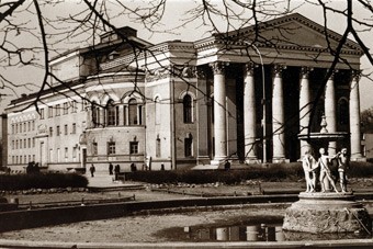 Здание драмтеатра в 1960-е годы.