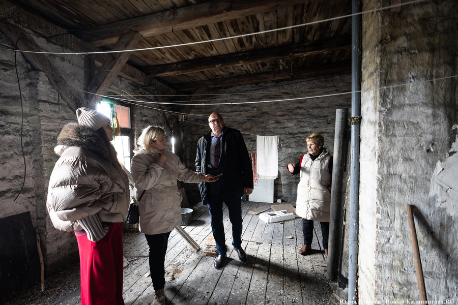 Стропильная система на крыше, по данным обследования сотрудниками Минконтроля, имеет не только следы сильных повреждений от влаги, но и провисания