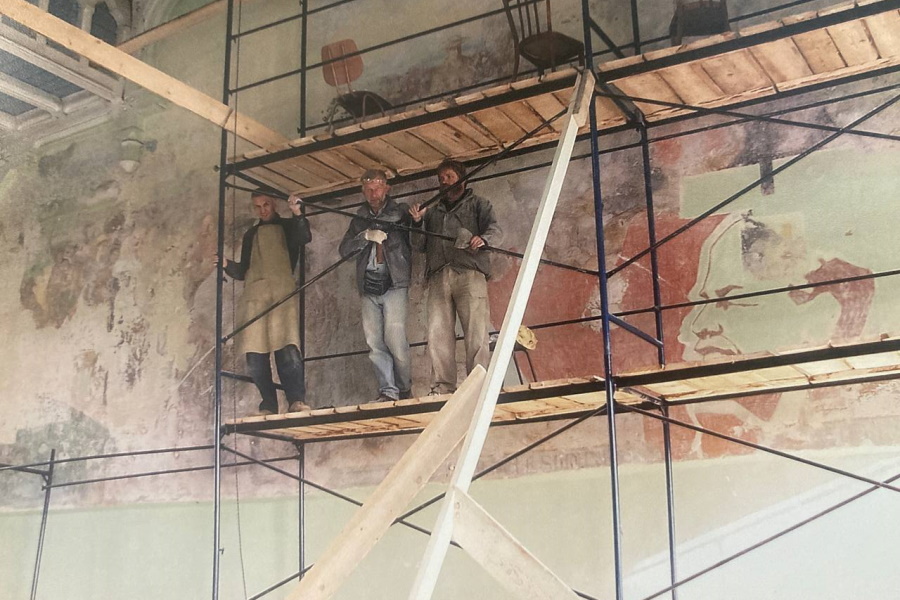 Процесс реставрации фрески. Фото: архив Гусевского историко-краеведческого музея