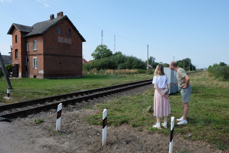 Дмитрий Богомолов с женой у бывшего вокзала в Добрино. Фото: Иван Марков / Новый Калининград