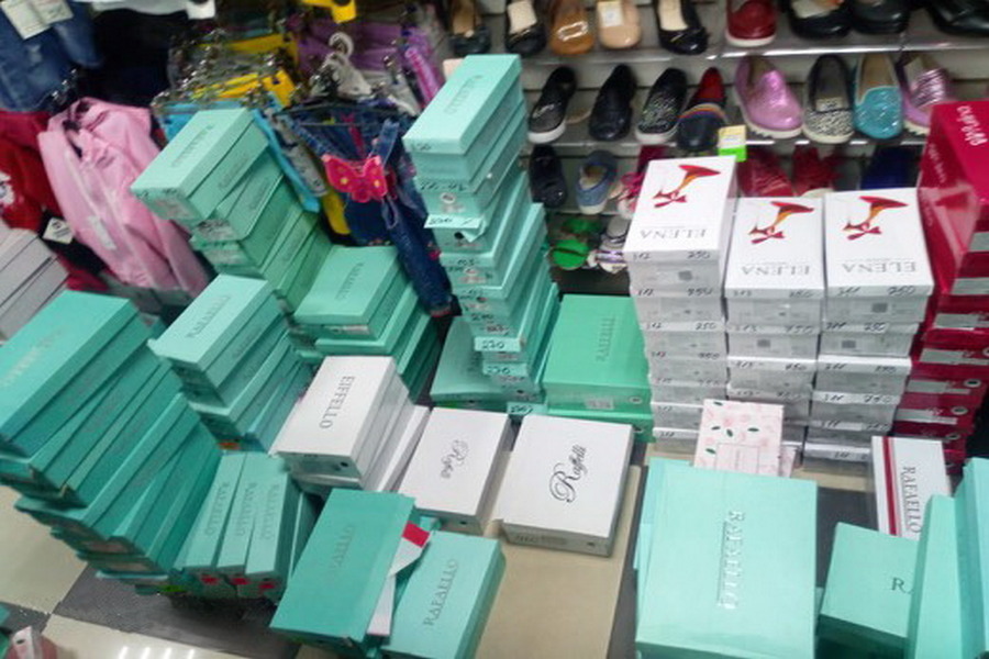 Таможенники обнаружили прибывшие паромом из Усть-Луги 675 пар ...