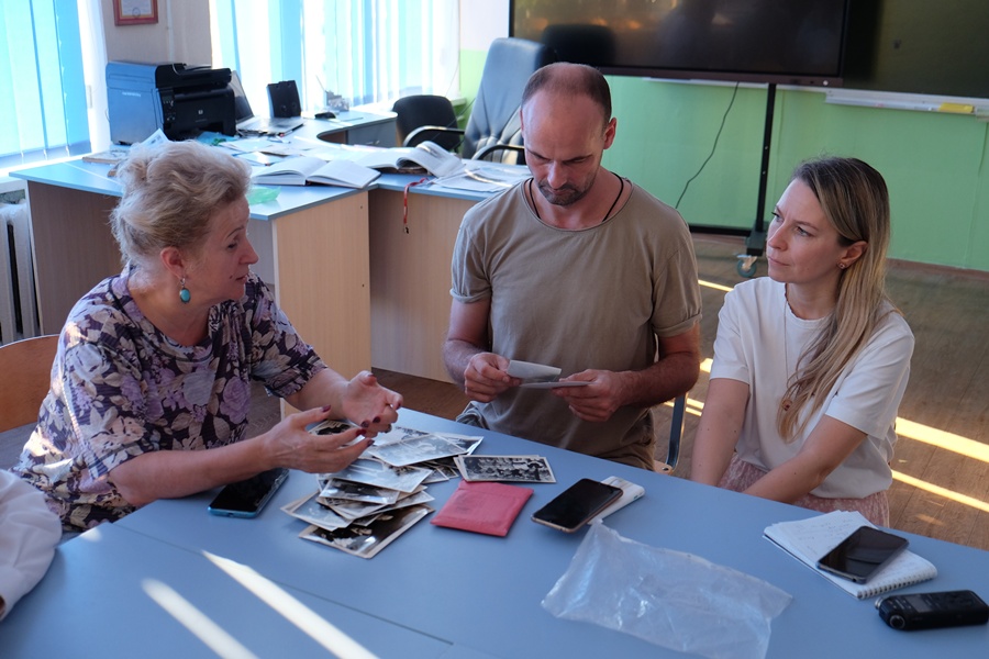 Елена Ермоленко и семья Богомоловых во время встречи в Славске. Фото: Иван Марков / Новый Калининград