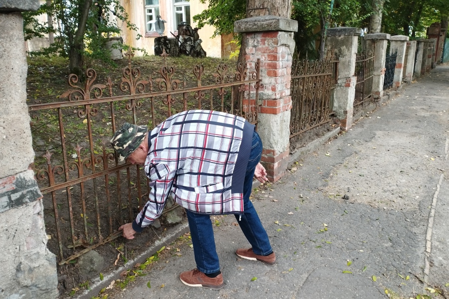 Сергей Архиреев перед оградой виллы