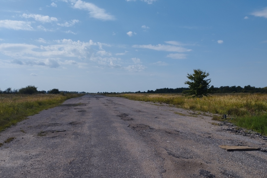 Заброшенный аэродром Айхвальде под Полесском. Его координаты установили Чистяков и Зярянов. Фото: Иван Марков / Новый Калининград