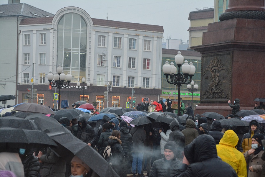 Сторонники Навального дошли до площади Победы в Калининграде (фото) (видео)