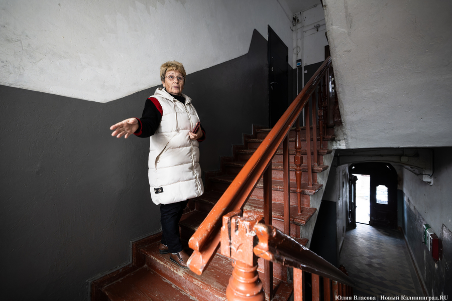 Алла Харитонова провела нас по своей квартире и практически в каждой комнате - протечки 