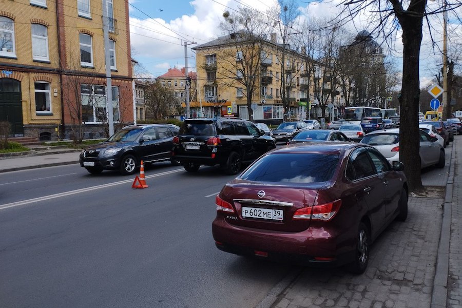 «У „Крузака“ жёстко стесан бок»: проспект Мира встал из-за аварии (фото ...
